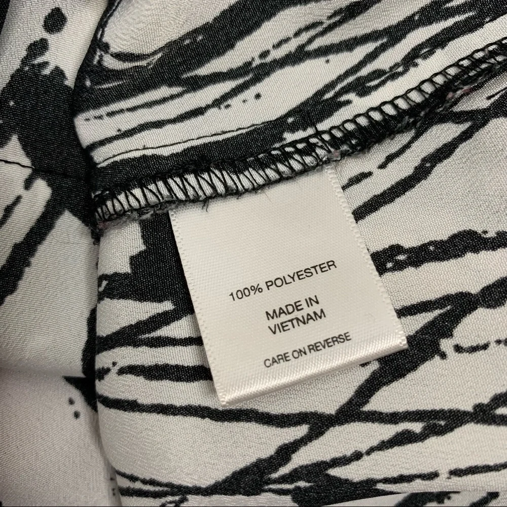 New York & Company | Black & White Floral Blouse with Pink Piping - Picture 6 of 8